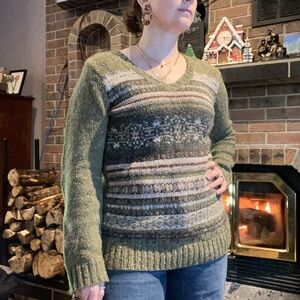 Cozy Vintage Olive Green Patterned V-Neck Sweater